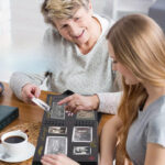 Photo Album Scrapbook - 80 pages DIY memory book with 12 metal pens and 8 photo stickers for 420 photos - Scrapbook kit, perfect for writing, drawing and storing memories (black, pink) - Image 5